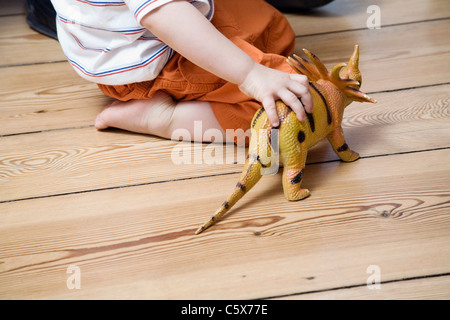Deutschland, Berlin, Kind spielt mit Spielzeug Dinosaurier Stockfoto