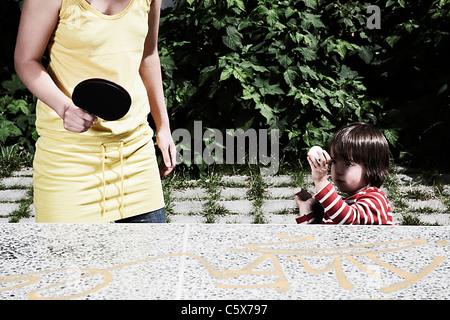 Deutschland, Berlin, Mutter und Sohn (3-4) Tischtennis, draußen spielen Stockfoto
