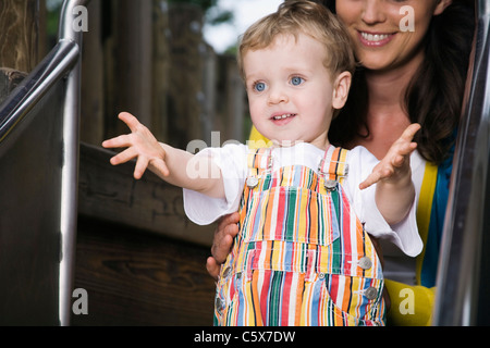 Deutschland, Berlin, Mutter und Sohn (2-3) am Spielplatz, Sohn mit ausgestreckten Armen, Porträt, Nahaufnahme Stockfoto