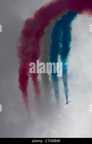 Die Red Arrows RAF aerobatic Anzeige Mannschaft durch stürmischen Wolken fliegen Stockfoto