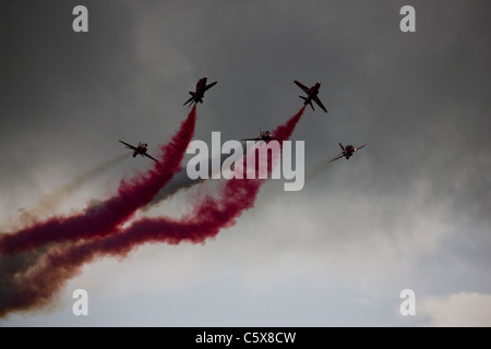 Die Red Arrows RAF aerobatic Anzeige Mannschaft durch stürmischen Wolken fliegen Stockfoto