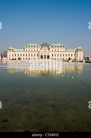 (Oberes) Obere Belvedere Palast Museum mit Teich, Wien (Wien), Österreich Stockfoto