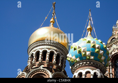 Zwiebeltürme, architektonischen Details der Kirche des Erlösers auf Auferstehungskirche, St. Petersburg, Russland Stockfoto