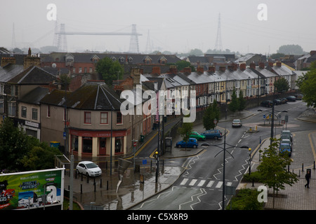 Newport an einem trüben und regnerischen Tag, mit der Schwebefähre im Hintergrund Stockfoto