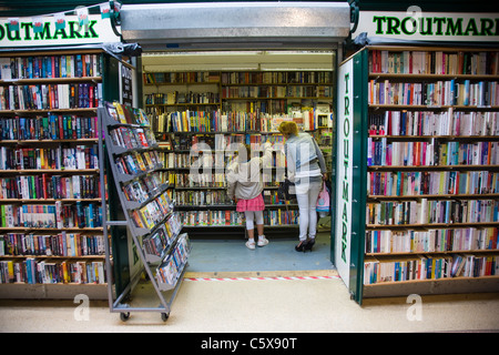 Durchsuchen die Regale einer Markt-Buchhandlung in Newport, South Wales Stockfoto