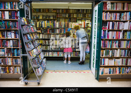 Durchsuchen die Regale einer Markt-Buchhandlung in Newport, South Wales Stockfoto