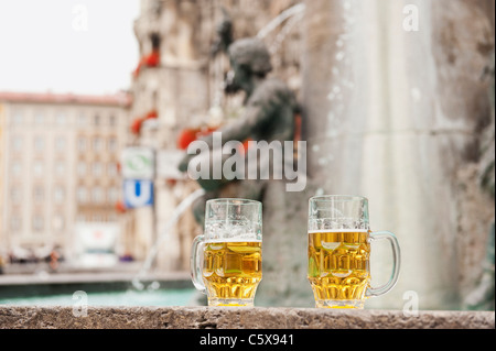 Deutschland, Bayern, München, Marienplatz, zwei Bierkrügen durch Brunnen stehen Stockfoto