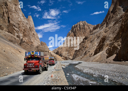 Lastwagen mit Benzin durchläuft Manali Leh - Straße. Ladakh. Indien Stockfoto