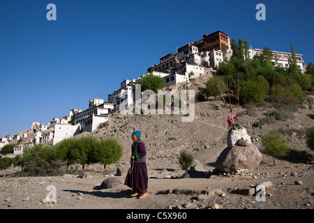 Ladakhi Frau überqueren Thiksey Gompa / Kloster in Ladakh Region Bihar &. Indien Stockfoto