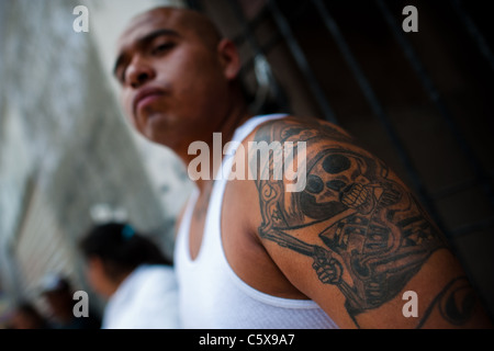 Ein mexikanischer Anhänger der Santa Muerte (Tod der Heiligen) zeigt seine Tätowierung während der Wallfahrt in Tepito, Mexico City, Mexiko. Stockfoto