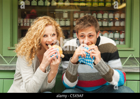 Deutschland, Bayern, München, junges Paar am Viktualienmarkt haben snack, Porträt Stockfoto