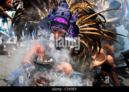 Ein einheimischer Tänzer führt einen aztekische Tod Anbetung Tanz während einer Zeremonie zu Ehren der Santa Muerte (Saint Tod) in Mexiko-Stadt. Stockfoto