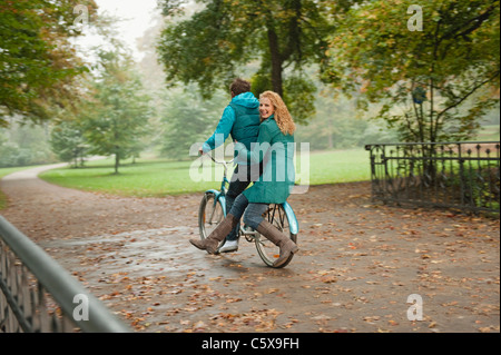 Deutschland, Bayern, München, englischer Garten, paar Reiten Fahrrad Stockfoto