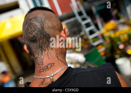 Ein mexikanischer Anhänger der Santa Muerte (Tod der Heiligen) zeigt sein Tattoo vor dem Heiligtum in Tepito, Mexico City, Mexiko. Stockfoto