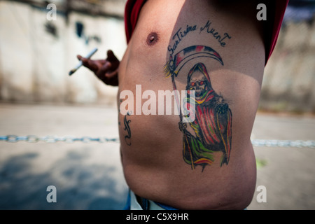 Ein mexikanischer Anhänger der Santa Muerte (Tod der Heiligen) zeigt seine Tätowierung während der Wallfahrt in Tepito, Mexico City, Mexiko. Stockfoto