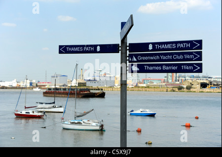 Richtung schließt Greenwich Halbinsel entlang der Themse Weg. Stockfoto