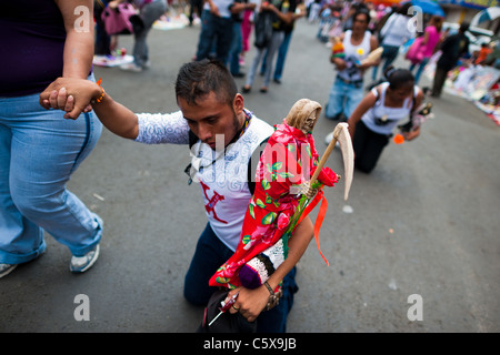 Ein mexikanischer Anhänger der Santa Muerte (Tod der Heiligen) pilgert auf seinen Knien in Tepito, Mexico City, Mexiko. Stockfoto