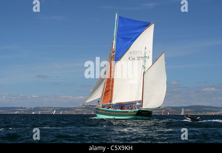 Ein traditionelles Boot (Nébuleuse') Segeln in der Bucht, maritime Veranstaltung 'Temps Fête", Douarnenez, (Bretagne, Frankreich). Stockfoto