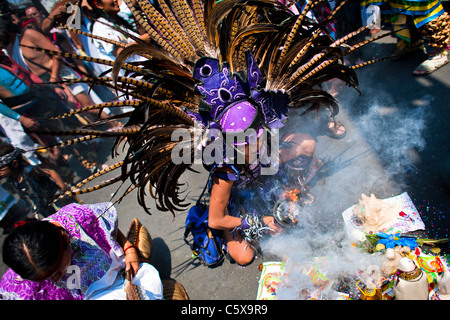 Ein einheimischer Tänzer führt einen aztekische Tod Anbetung Tanz während einer Zeremonie zu Ehren der Santa Muerte (Saint Tod) in Mexiko-Stadt. Stockfoto