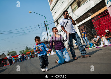 Ein mexikanischer Anhänger der Santa Muerte (Tod der Heiligen) macht die Wallfahrt auf den Knien in Tepito, Mexico City, Mexiko. Stockfoto