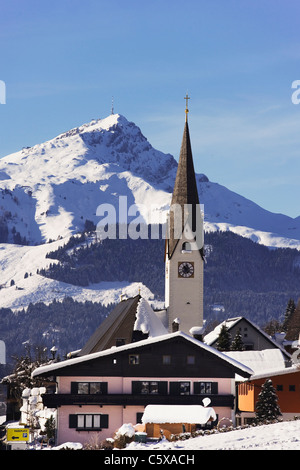 Österreich, Tirol, St. Jakob Im Pillertal, Kitzbüheler Horn, Kirche, Berge im Hintergrund Stockfoto