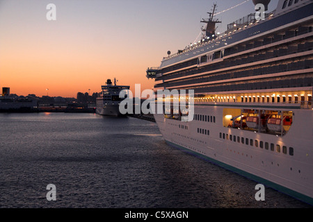 Kreuzfahrtschiff beleuchtet bei Sonnenuntergang, Vasilievsky Insel, St. Petersburg, Russland Stockfoto