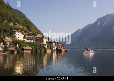 Österreich, Salzkammergut, Hallstatt Dorf und See Stockfoto