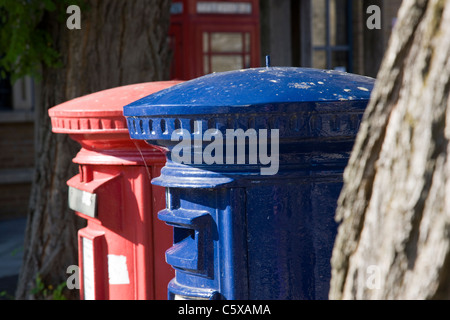 Blaue und rote Säule Briefkästen nebeneinander Stockfoto