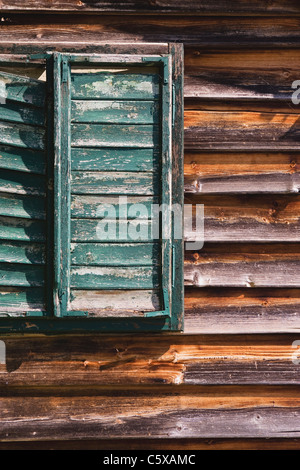 Österreich, Holzhaus, Fenster mit Fensterläden Stockfoto