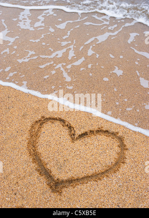 Herz im Sand am Strand, erhöhte Ansicht gezeichnet Stockfoto
