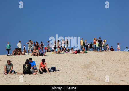 Menschen, die vieles auf bewegte Sanddünen, Slowinzische Nationalpark in der Nähe von Łeba, Polen Stockfoto