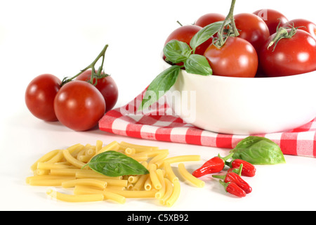 Pasta Tomaten und Basilikum auf weißem Hintergrund Stockfoto