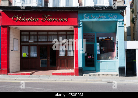 Viktorianische Teestuben und The Sandwich Shop, angrenzenden Geschäfte in Broadstairs High Street, Kent Stockfoto