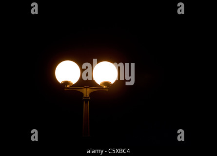 Straßenlaterne bei Nacht, niedrigen Winkel Ansicht Stockfoto