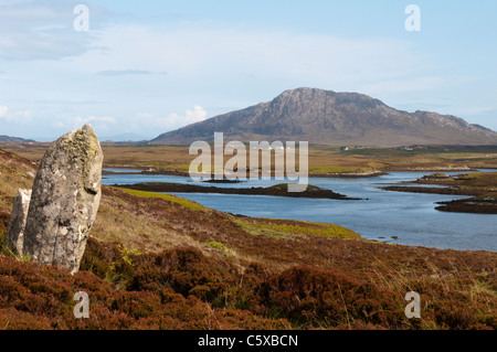 Der Steinkreis Pobull Fhinn Finns Personen über dem Loch Langais mit Eabhal im Hintergrund, auf North Uist. Stockfoto