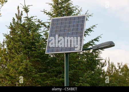 Eine Photovoltaik-Zelle, aus der Ferne positionierte Straßenlaterne in der schottischen Landschaft die Stromquelle vorsieht. Stockfoto