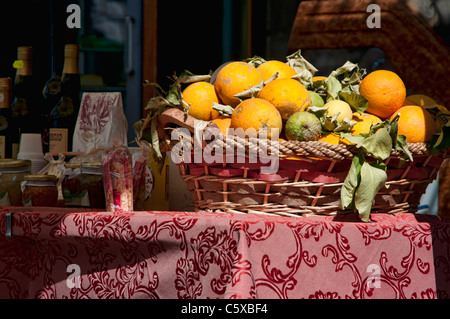 Sizilianische Orangen in einem Markt von Taormina. Stockfoto