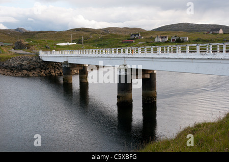 Die Brücke zwischen Great Bernera und der Isle of Lewis. Stockfoto