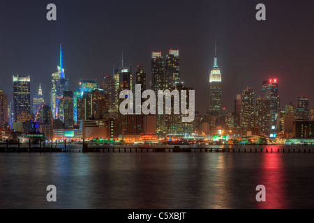 Die Skyline von Manhattan Midtown während der Dämmerung über den Hudson River von New Jersey aus gesehen. Stockfoto