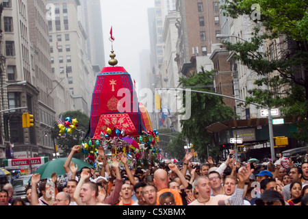 Die Hare-Krishna-Parade 2011 bewegt sich nach unten Fifth Avenue in New York City an einem nebeligen Tag Stockfoto