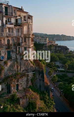 Blick auf den Sonnenuntergang von der malerischen Stadt Tropea in Süditalien Stockfoto