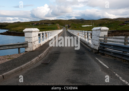 Die Brücke zwischen Great Bernera und der Isle of Lewis. Stockfoto