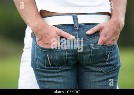 Österreich, junge Paar umarmen, niedrige Abschnitt Stockfoto