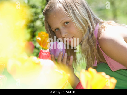 Österreich, Salzkammergut, Mädchen (10-11) riechenden Blumen, Seitenansicht, Portrait Stockfoto