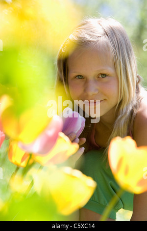 Österreich, Salzkammergut, Portrait eines Mädchens (10-11) im Garten, portrait Stockfoto