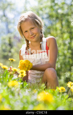 Österreich, Salzkammergut, Mädchen (10-11) zupfen Blumen, Porträt Stockfoto