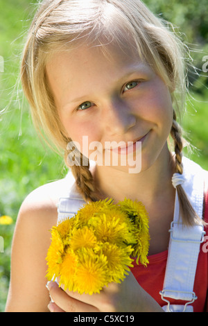 Österreich, Salzkammergut, Mädchen (10-11) halten Blumen, Porträt Stockfoto