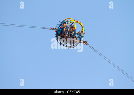 Zwei Personen fahren die Schleuder auf die neue Scream Zone im Luna Park auf Coney Island Stockfoto