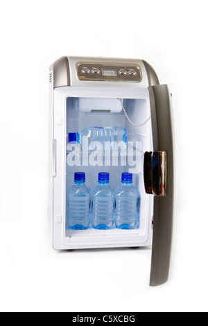 Reisen Auto Kühlschrank mit Flaschen Stockfotografie - Alamy