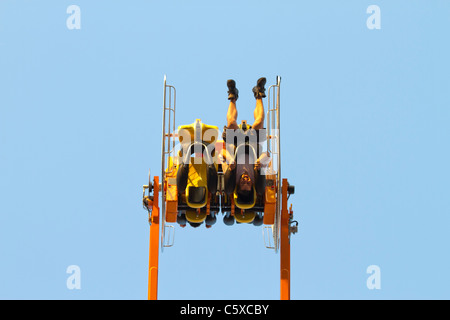 Besucher der Luna Park in Coney Island unterwegs Zenobio kopfüber geschleudert Stockfoto